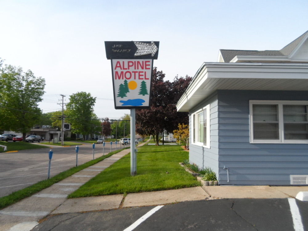 Alpine Motel In Heart Of Wisconsin Dells Downtown. Exterior photo