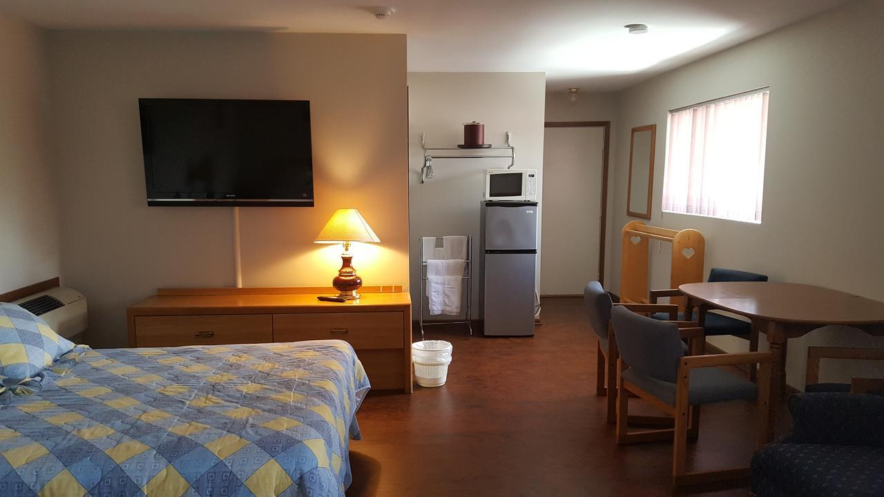 Alpine Motel In Heart Of Wisconsin Dells Downtown. Exterior photo
