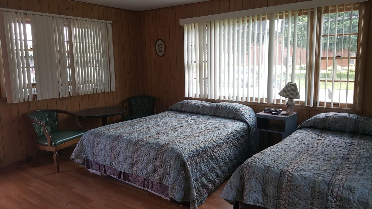 Alpine Motel In Heart Of Wisconsin Dells Downtown. Exterior photo