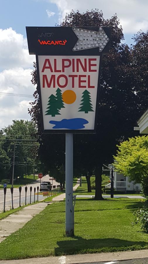 Alpine Motel In Heart Of Wisconsin Dells Downtown. Exterior photo